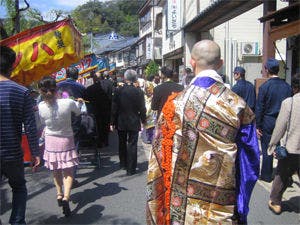 お祭では行列が温泉街を練り歩きます。