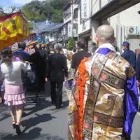 お祭では行列が温泉街を練り歩きます。