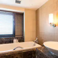 Kamar mandi yang luas untuk meregangkan kaki dengan nyaman