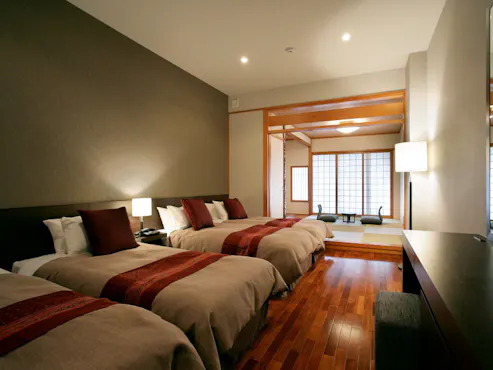 เพิ่มเตียง 4 เตียงและห้องสไตล์ญี่ปุ่นในพื้นที่ผ่อนคลาย