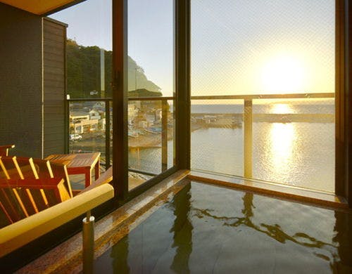 半露天風呂＆テラス付き洋室（寝室）