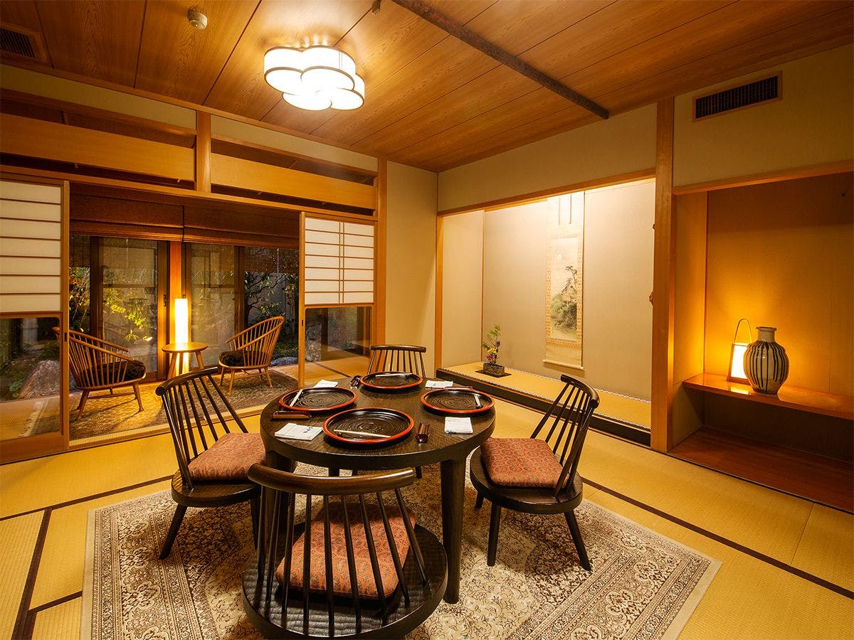 Satu-satunya kamar dengan meja makan di hotel ini.