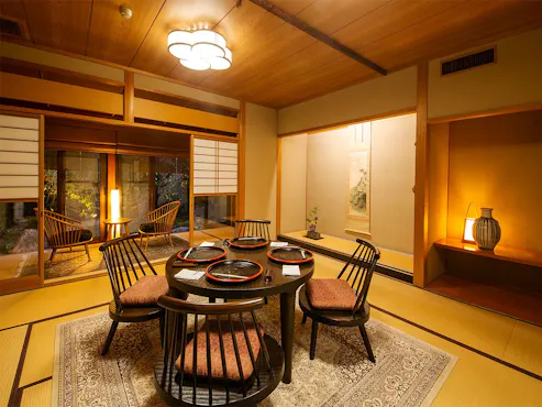 Satu-satunya kamar dengan meja makan di hotel ini.