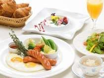 【23時in迄OK】焼きたてパンと選べるメインディッシュ朝食付