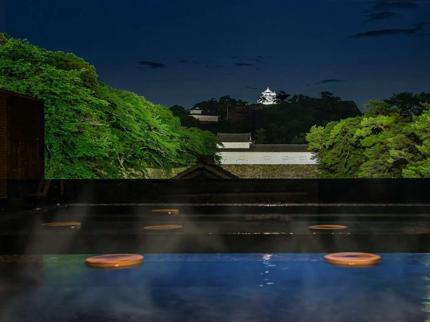彦根キャッスル リゾート＆スパ：彦根城を望む夜の大浴場