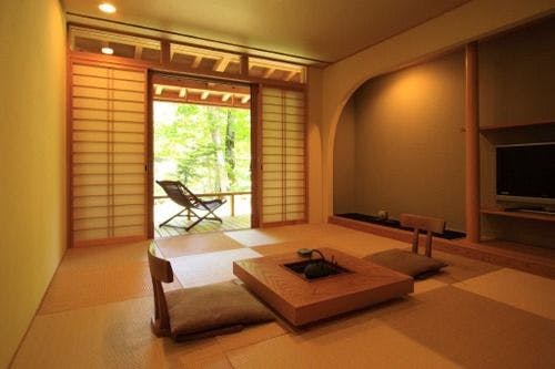 ตัวอย่างห้องพักแบบชินระ: เตาผิง/ซากุระภูเขา