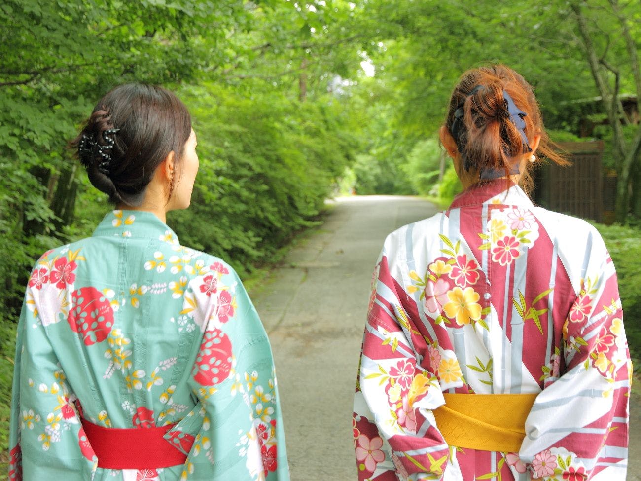 女性の方には選べる色浴衣を無料貸出♪