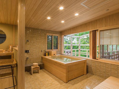 本館10畳+6畳+広縁6畳・半露天風呂付き