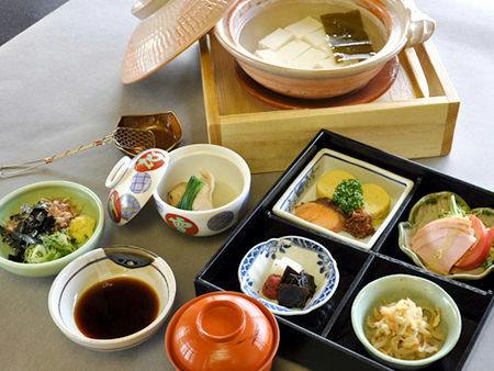南禅寺名物・湯豆腐と松華堂弁当