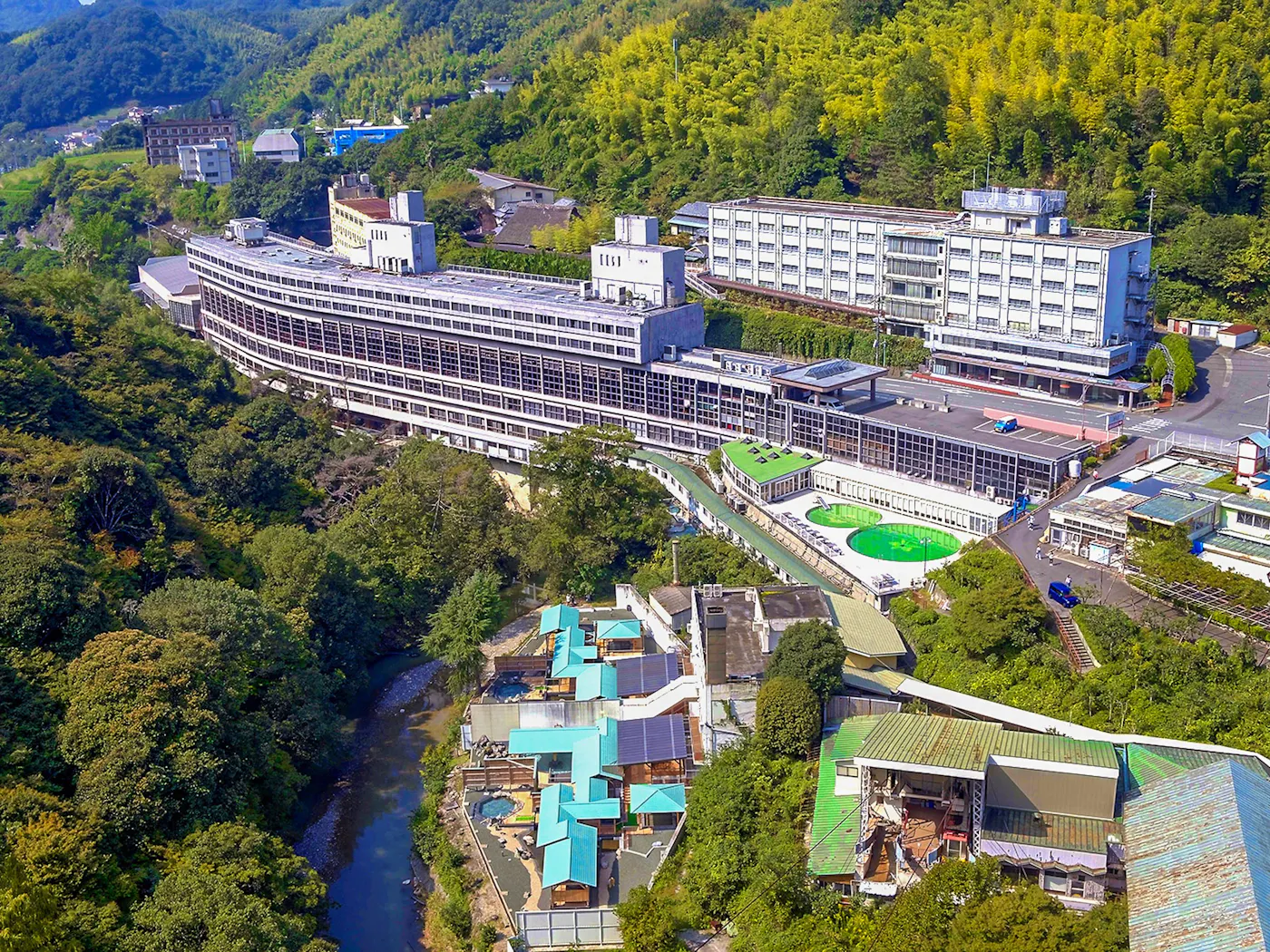 奥道後 壱湯の守：渓谷沿いの外観