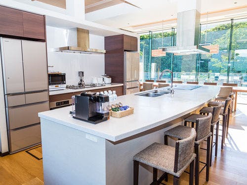 広々としたペントハウスのキッチン