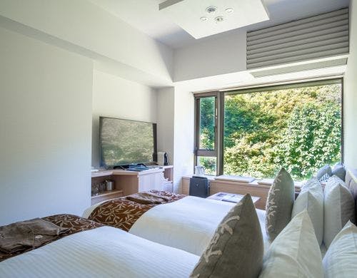 ナチュラルな色合いのベッドルーム