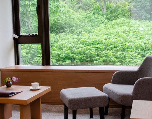 窓側のリラックススペース