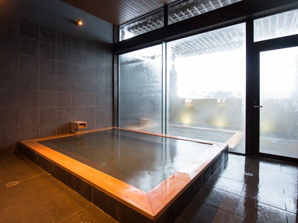 浴缸由檜木製成。富含偏硅酸。