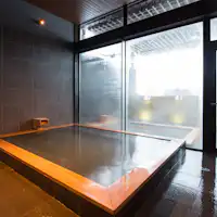 浴缸由檜木製成。富含偏硅酸。