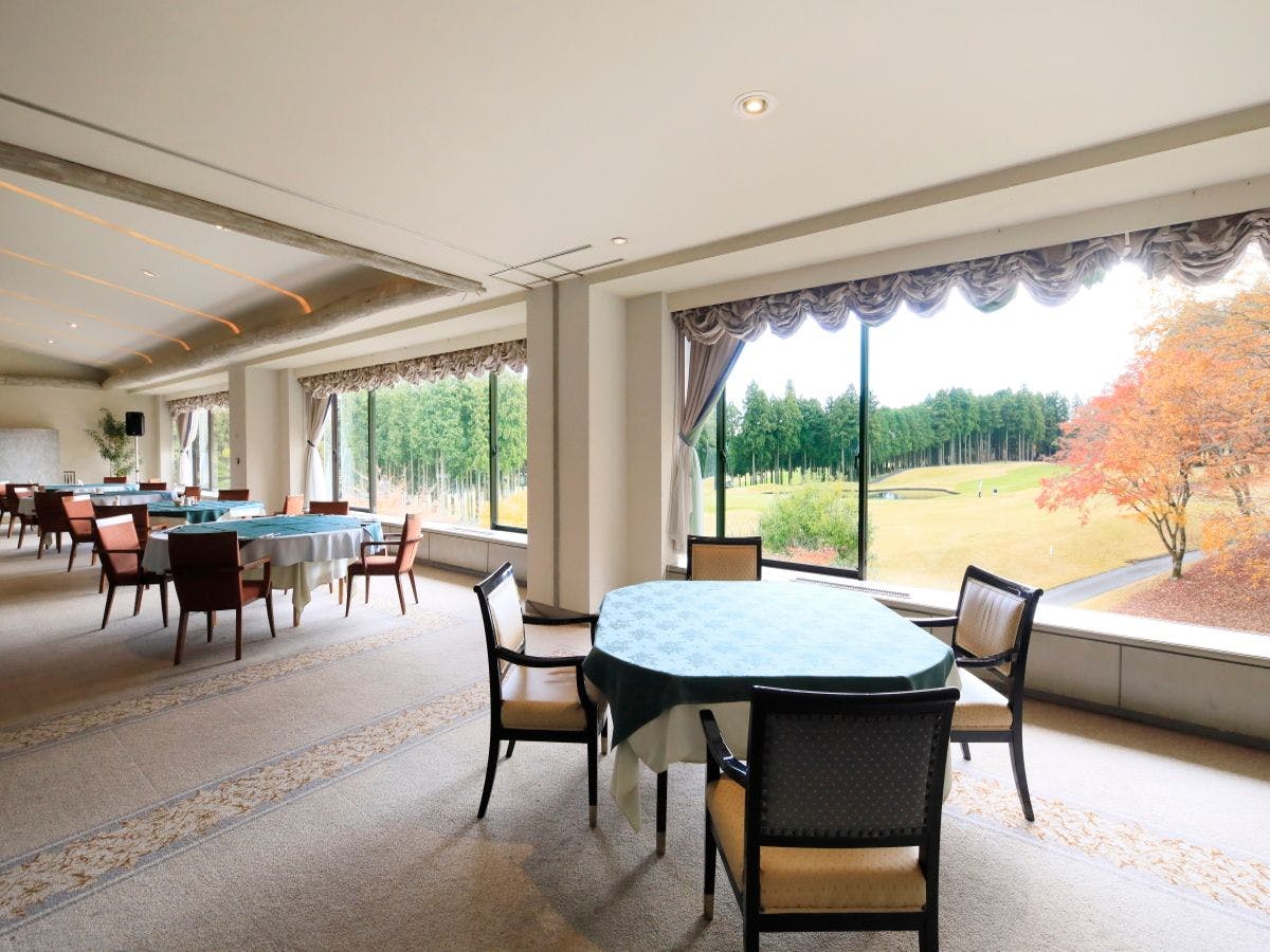 俯瞰球场的会所餐厅