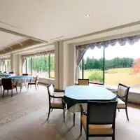 俯瞰球场的会所餐厅