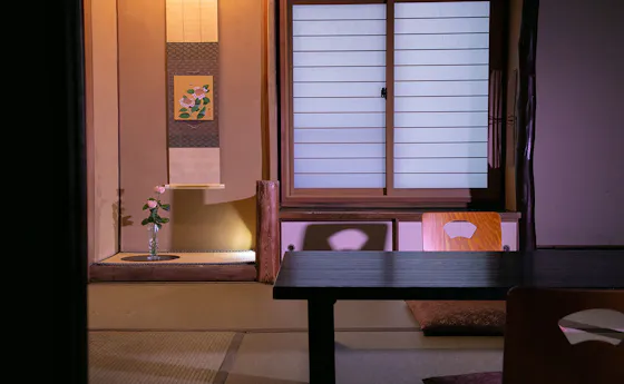 Kamar bergaya Jepang tanpa bak mandi dan toilet (contoh).