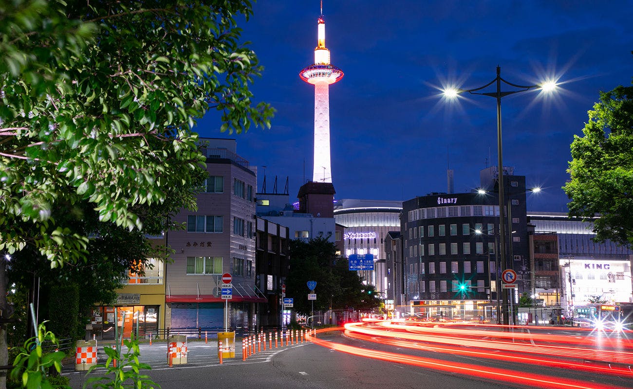 Terpesona oleh pemandangan malam Kyoto Tower