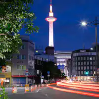Terpesona oleh pemandangan malam Kyoto Tower