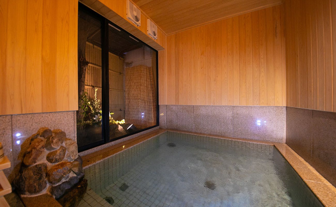 Kamar mandi dengan nuansa hangat dari kayu.