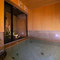 Kamar mandi dengan nuansa hangat dari kayu.