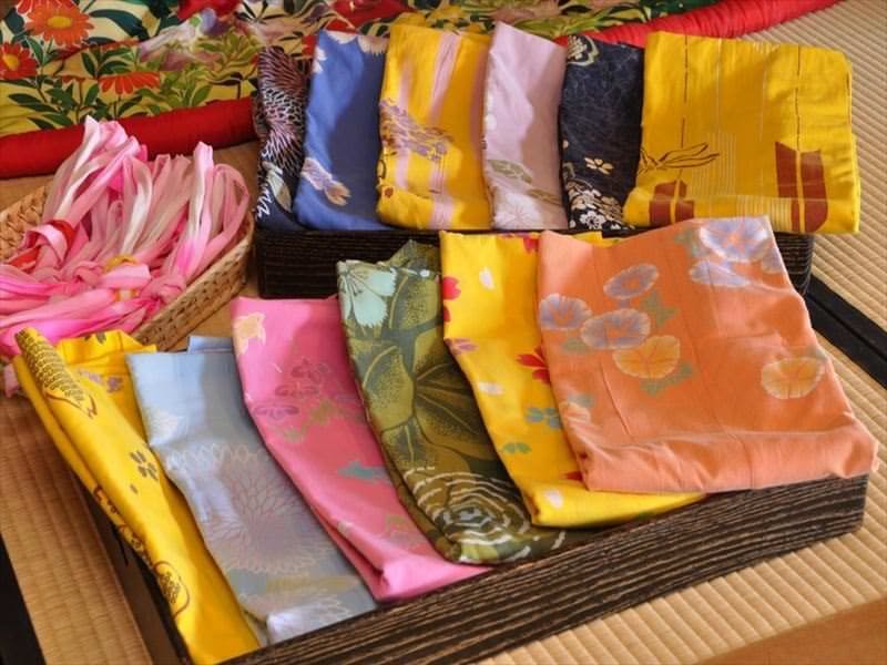 บริการให้เช่าชุดยูกาตะสีสันหลากหลายสำหรับผู้หญิง