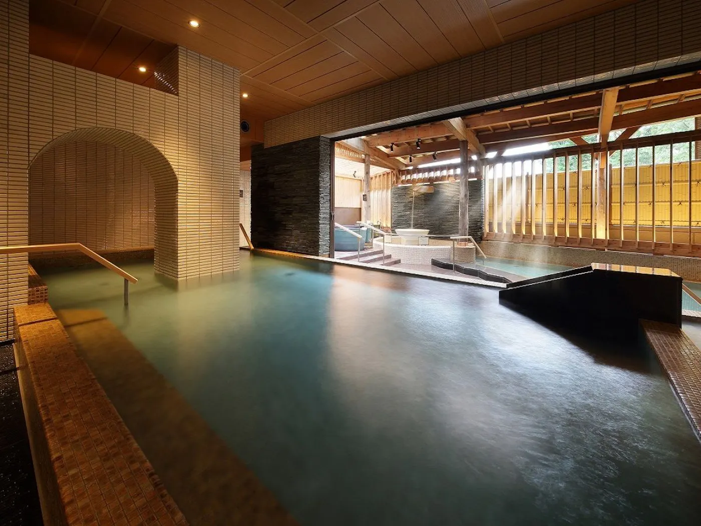 函館・湯の川温泉 ホテル万惣：大浴場の内湯