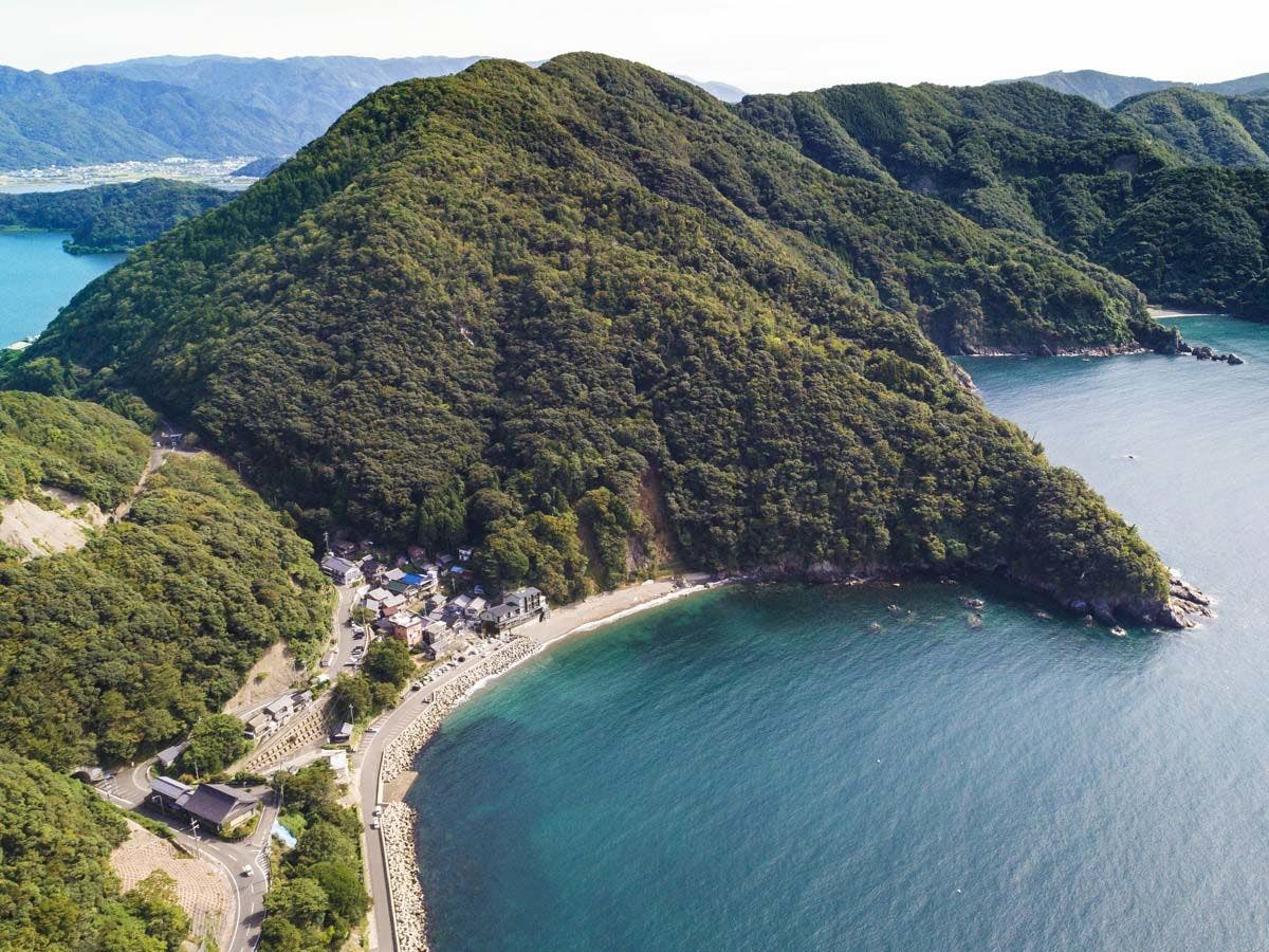 波華楼は風光明媚な三方五湖にございます。