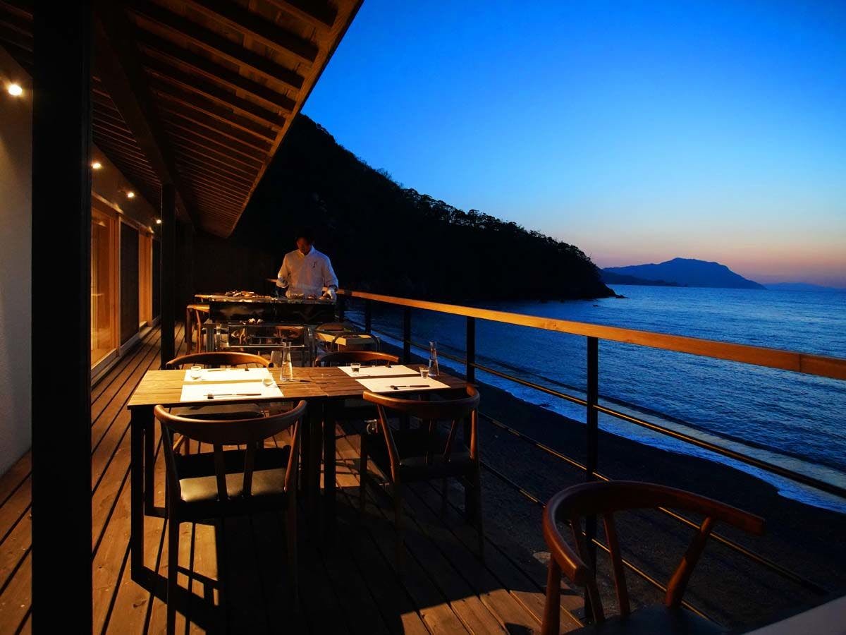 海を臨む開放的なテラス