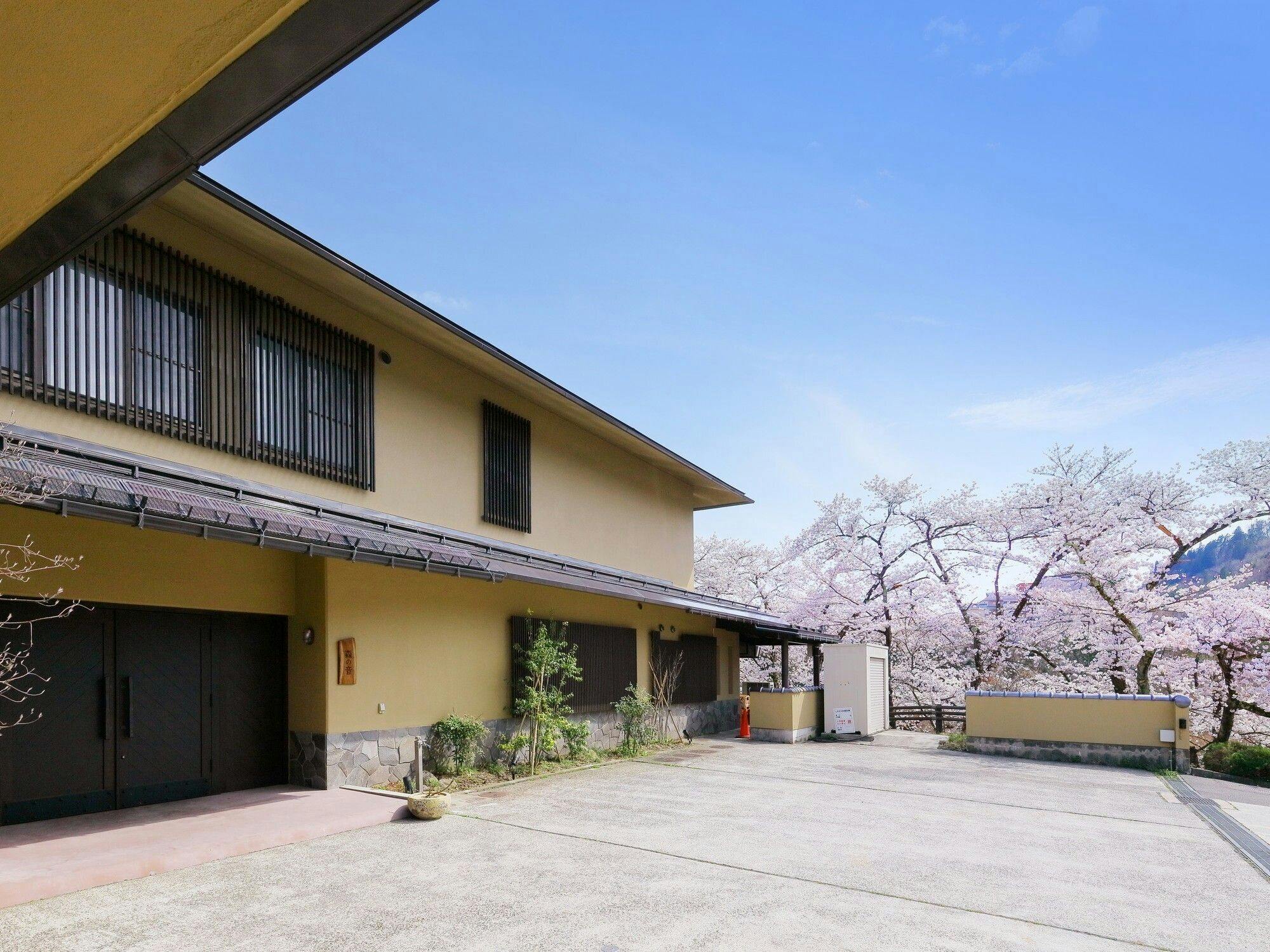 【外観】山形の自然に囲まれた森の音がござ