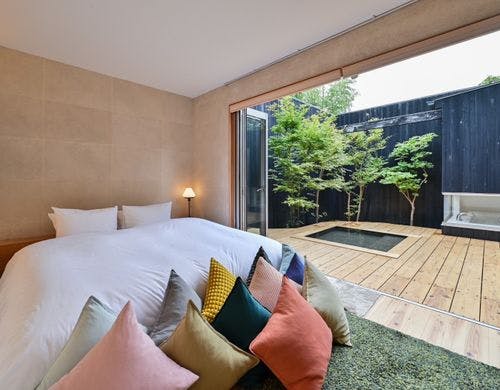 大きい窓がお部屋に太陽の光をたっぷりと。