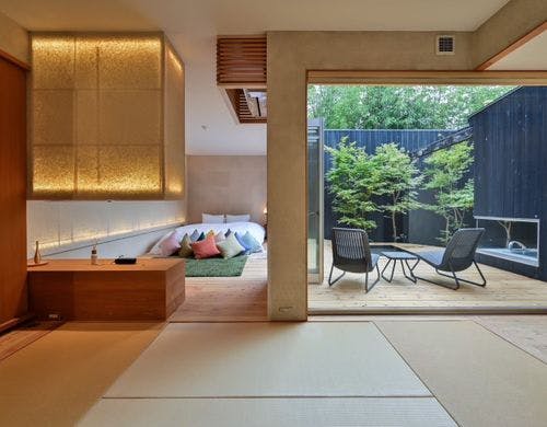 露天風呂がお部屋の中心に