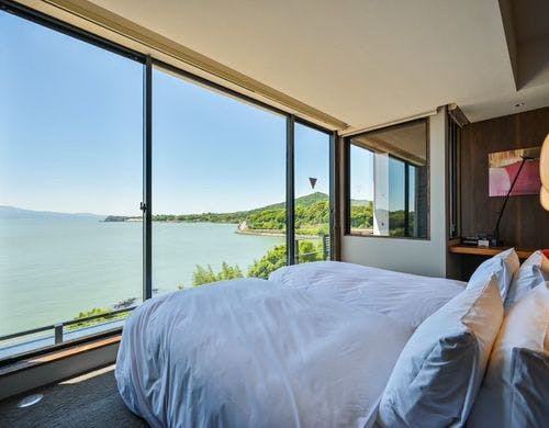 オーセンティックな照明が照らす