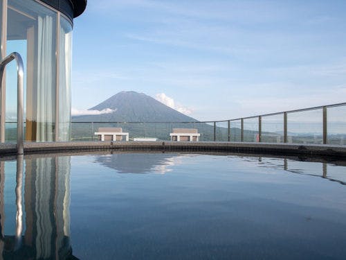 【ペントハウス】客室露天から望む羊蹄山