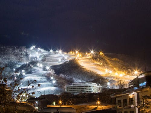 ゲレンデ直結だからナイター営業も存分に