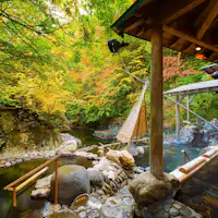 Kolam air panas terbuka di sumber Sungai Hirose pada musim luruh