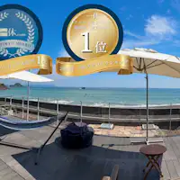 テラス席から広がる潮騒の景色