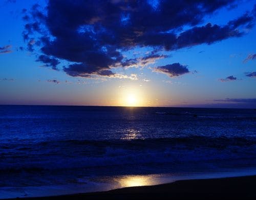館内から見れる日の出
