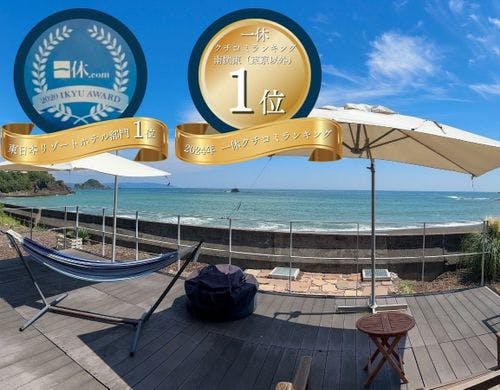 テラス席から広がる潮騒の景色