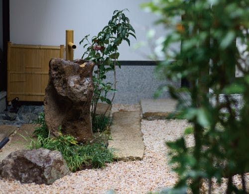 光と影が織りなす、和の静寂に包まれる空間