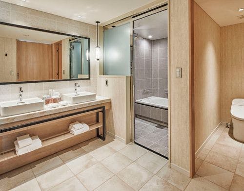 洗い場付きバスルーム、洗面台２台完備。