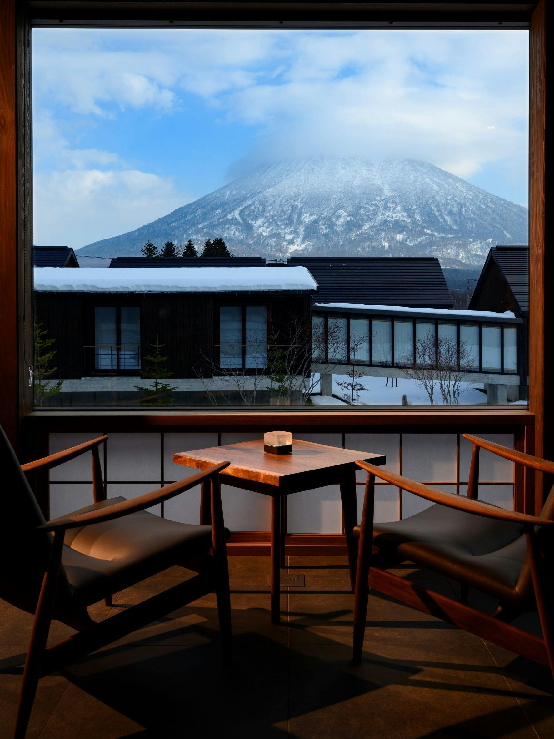 在休息室，冬季的羊蹄山