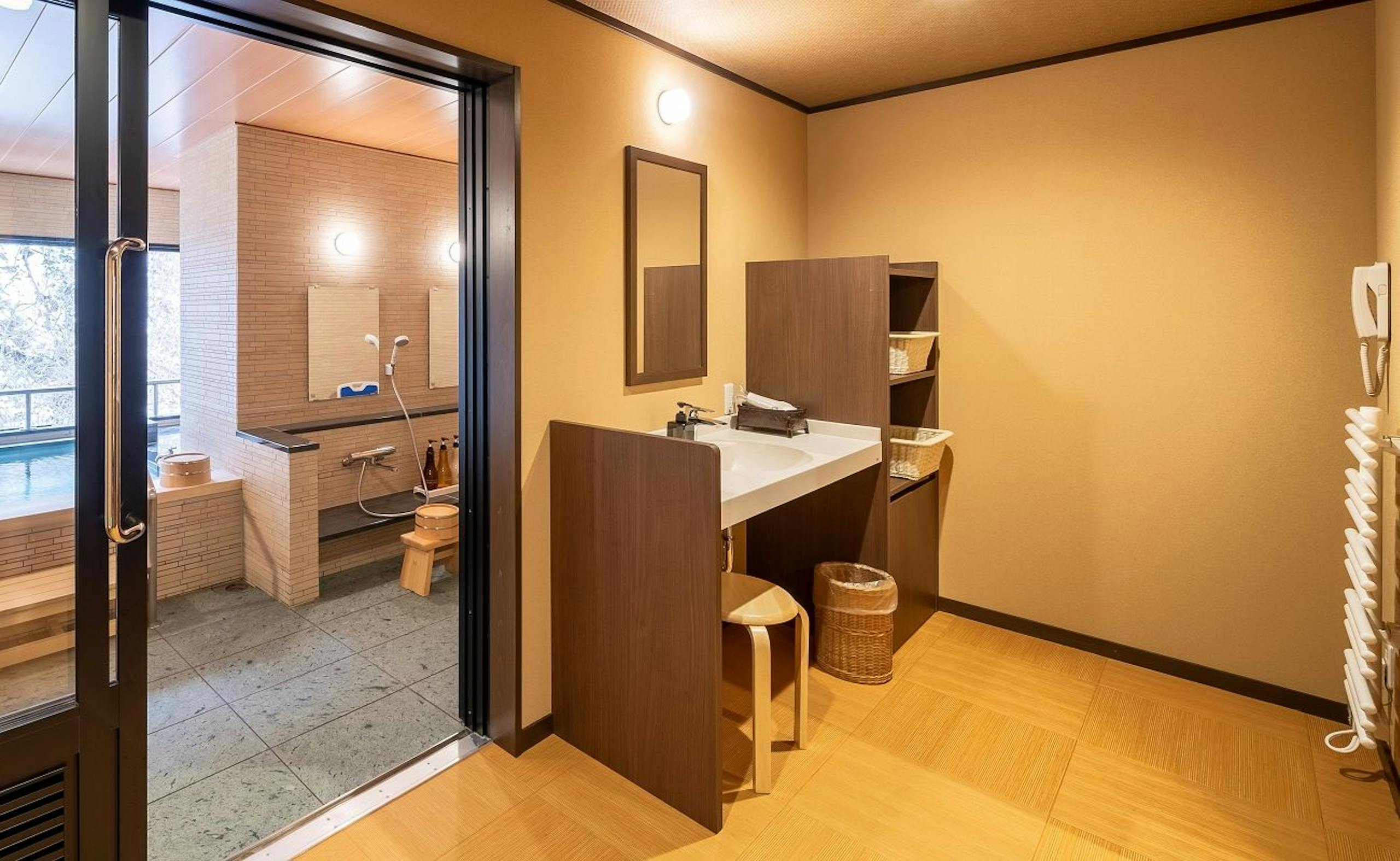 【松川渓谷に佇む宿 信州山田温泉 山田館】【なでしこ】バリアフリー和洋室 源泉かけ流し半露天風呂付(最大6名・和室12畳+洋室)バスルーム