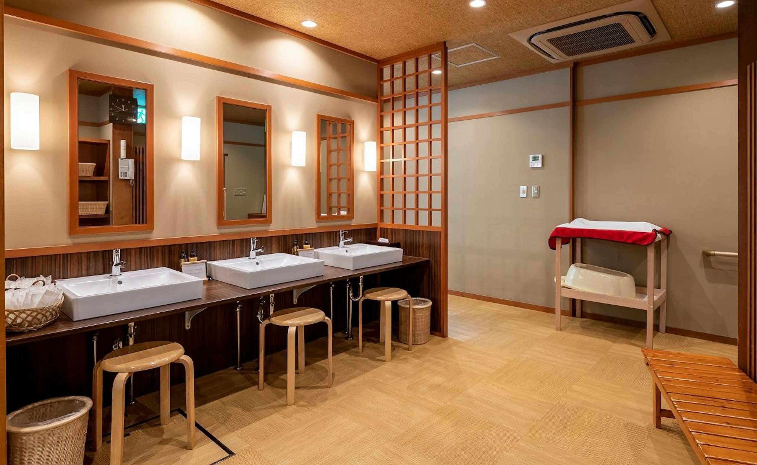 温泉大浴場の脱衣所