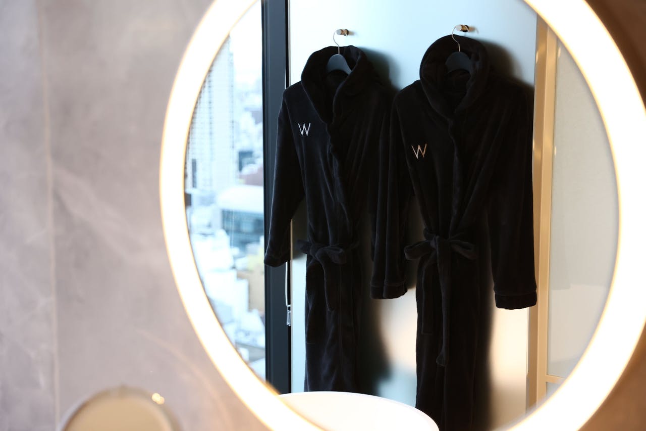Wホテルオリジナルの黒いバスローブ