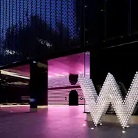 ทางเข้าที่โดดเด่นด้วยป้าย W ที่สวยงาม