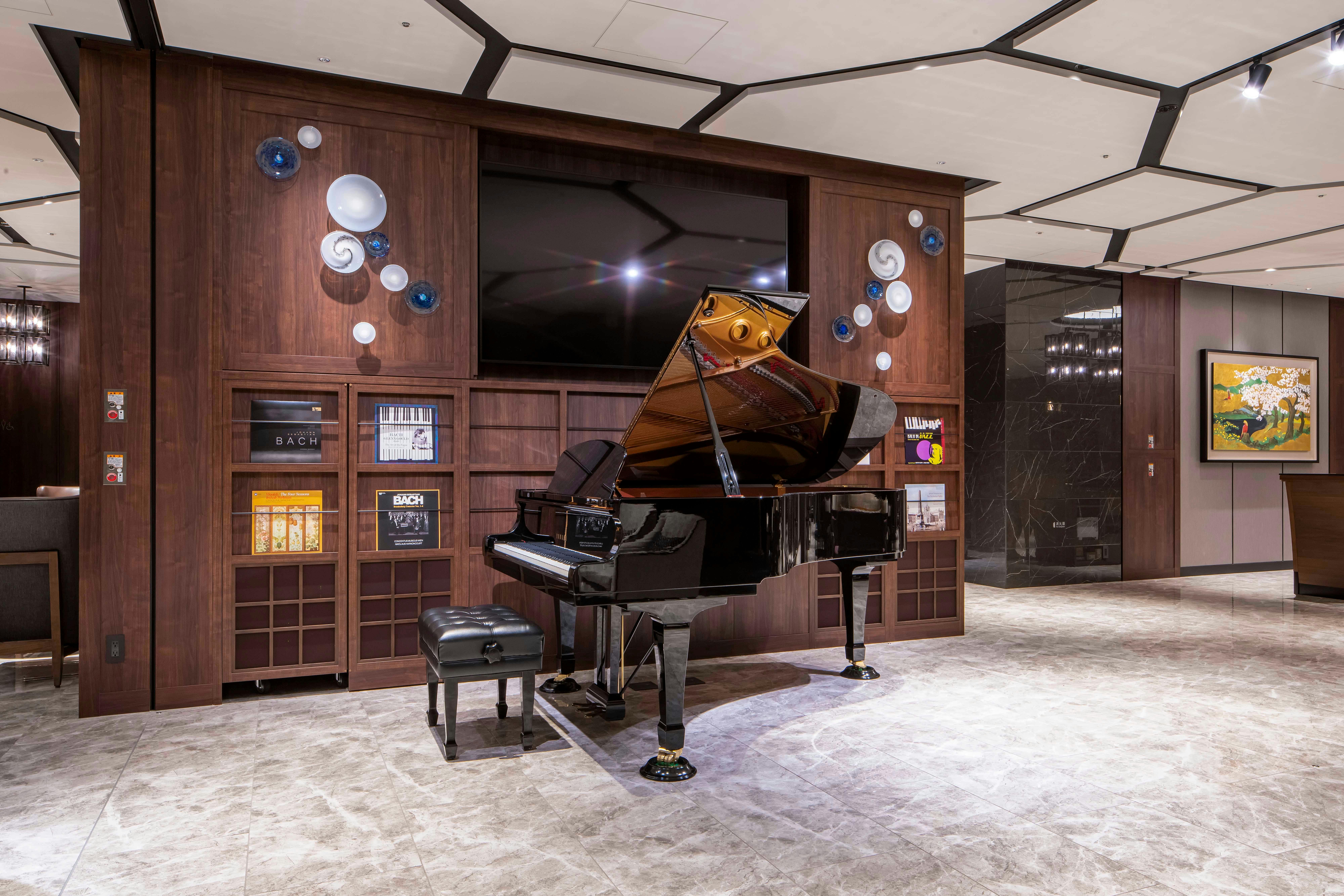 피아노가 연주하는 음악으로 특별한 공간을 연출합니다.