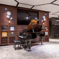 피아노가 연주하는 음악으로 특별한 공간을 연출합니다.