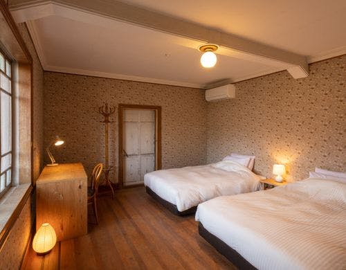 大正硝子の明るい光が差す廊下